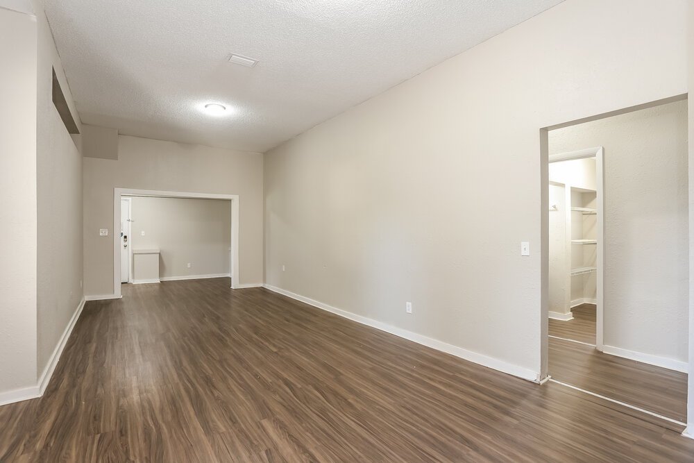 4-Bed Rental on 2839 Spring Park photo 3