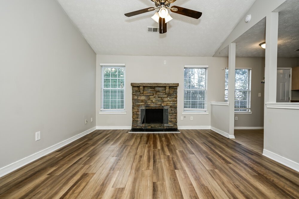 3-Bed Rental on 337 Autumn Lake photo 4