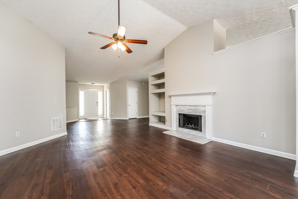 4-Bed Rental on 920 Glen Oaks photo 5