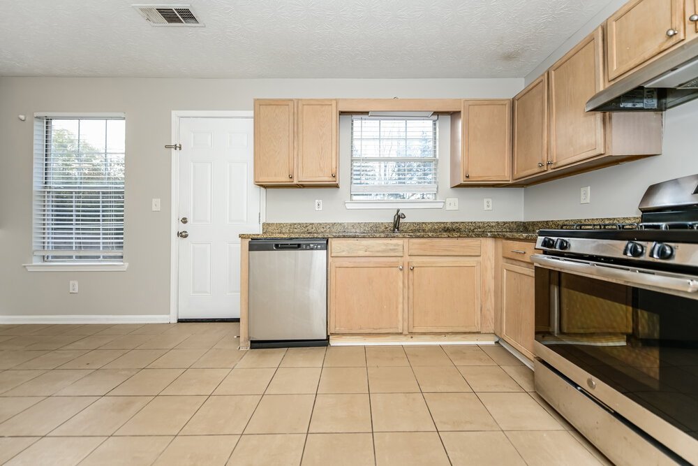 3-Bed Rental on 337 Autumn Lake photo 6