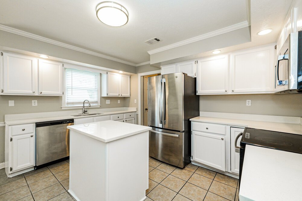 4-Bed Rental on 7440 Richmond Rd photo 8