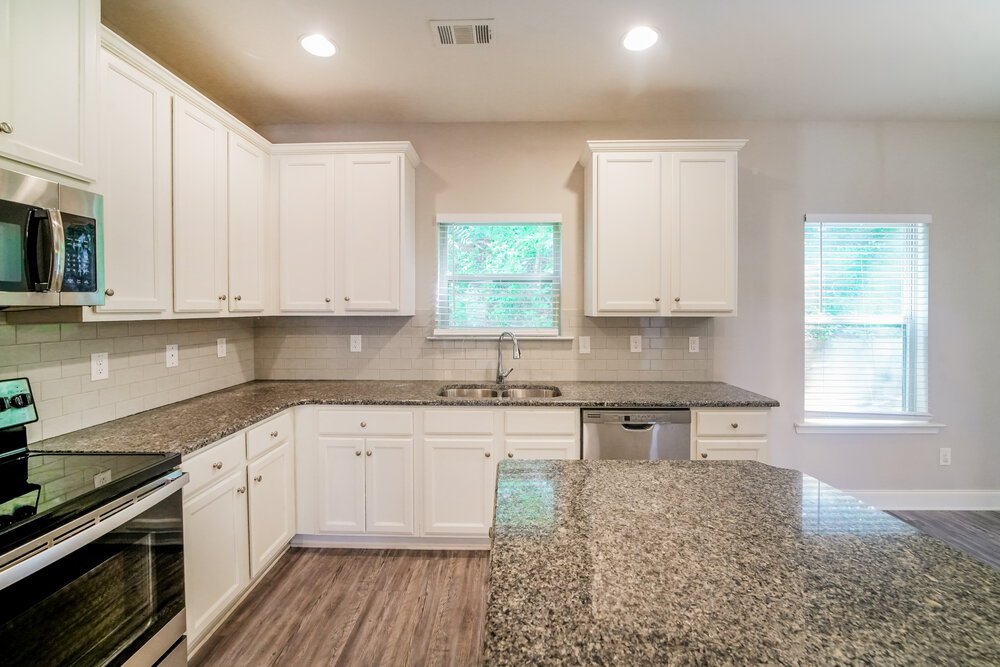 4-Bed Rental on 313 Kenmore Ct photo 8