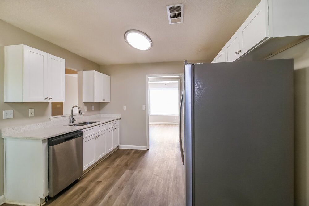 4-Bed Rental on 915 Castlerock Way photo 8