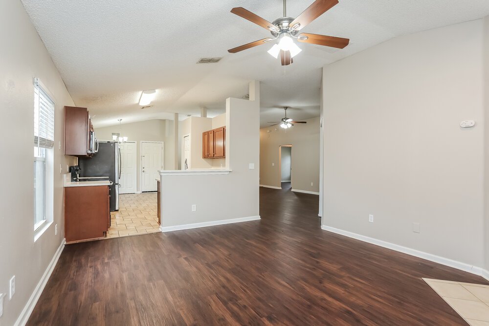 4-Bed Rental on 8628 Springtree Rd photo 9