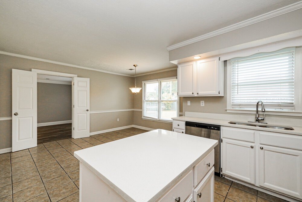 4-Bed Rental on 7440 Richmond Rd photo 9
