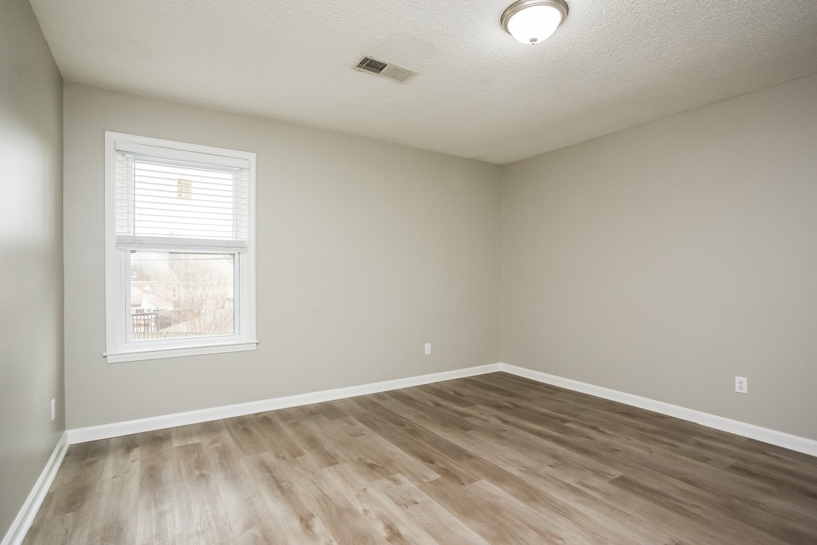 4-Bed Rental on 4466 Dawn Oaks photo 9