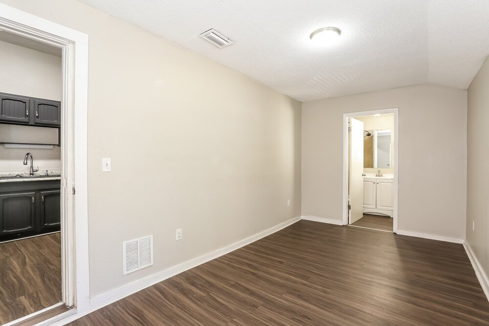 4-Bed Rental on 2839 Spring Park photo 10
