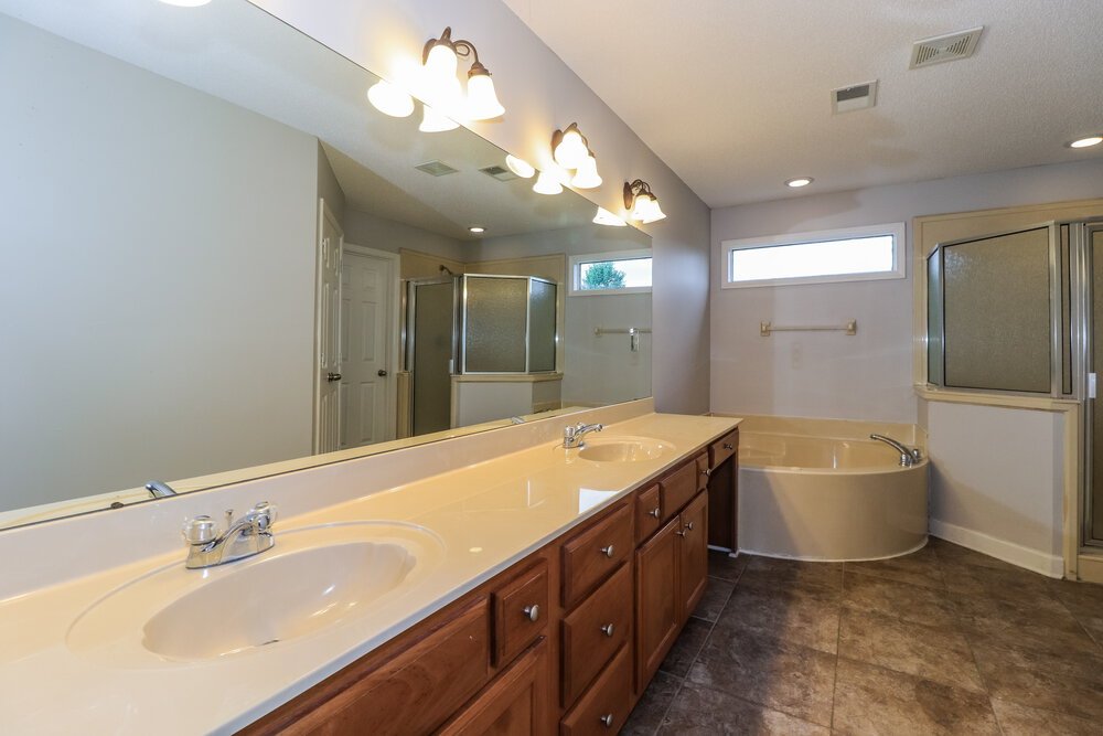4-Bed Rental on 5053 Winberry St photo 12