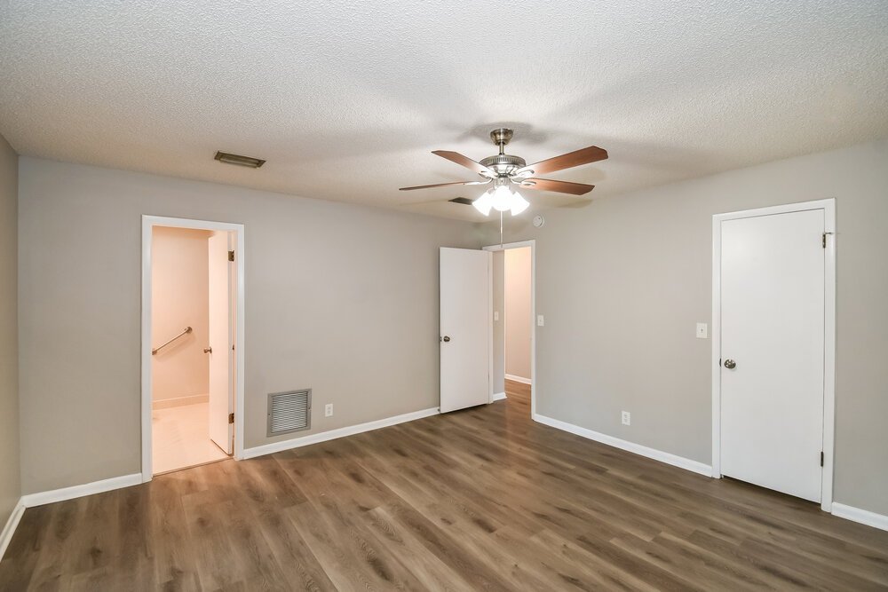 3-Bed Rental on 7152 Holiday Hill photo 12