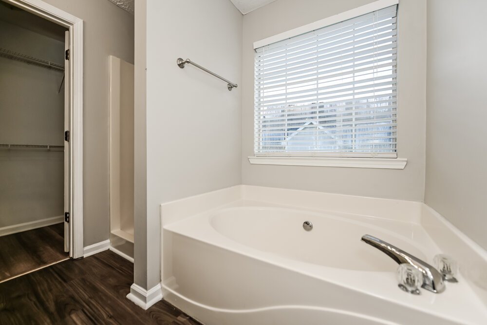 3-Bed Rental on 337 Autumn Lake photo 12