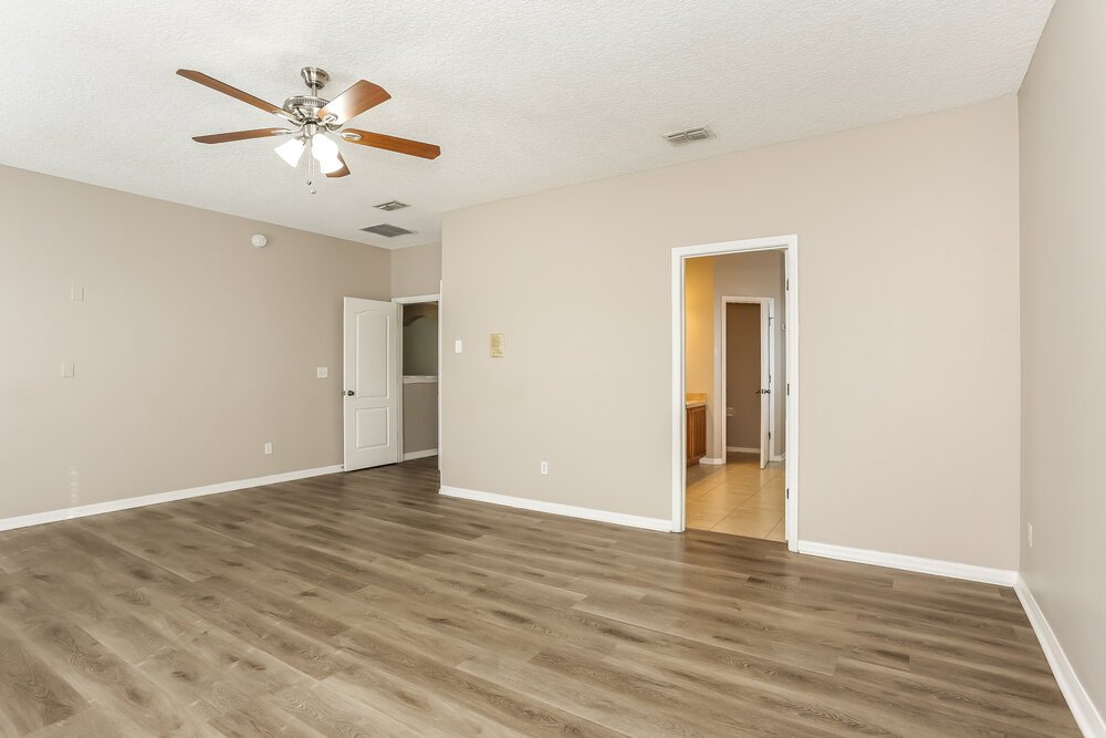 5-Bed Rental on 703 Red Cedar photo 13