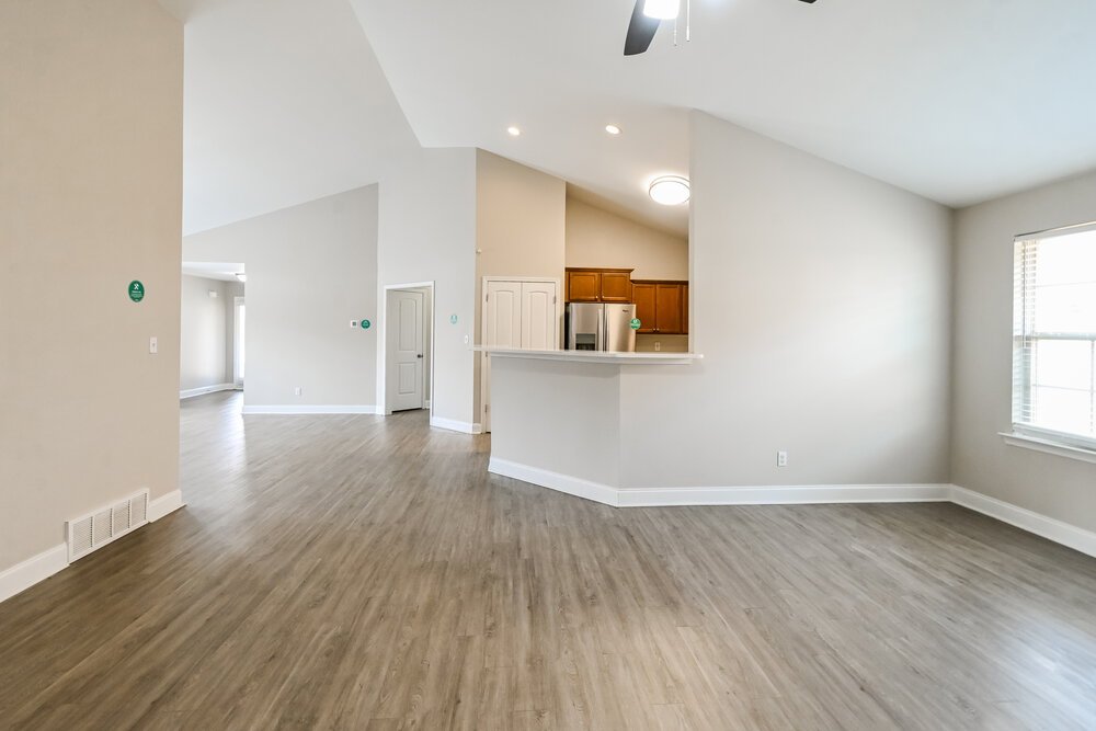 3-Bed Rental on 2932 S Hartland photo 3