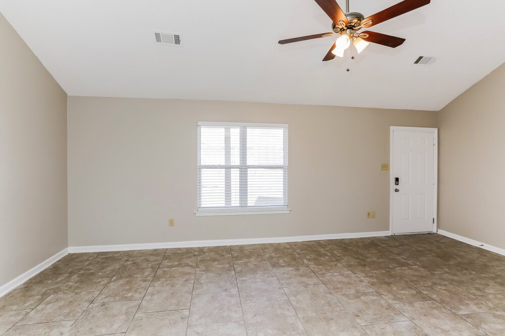 3-Bed Rental on 5305 N Oak photo 4