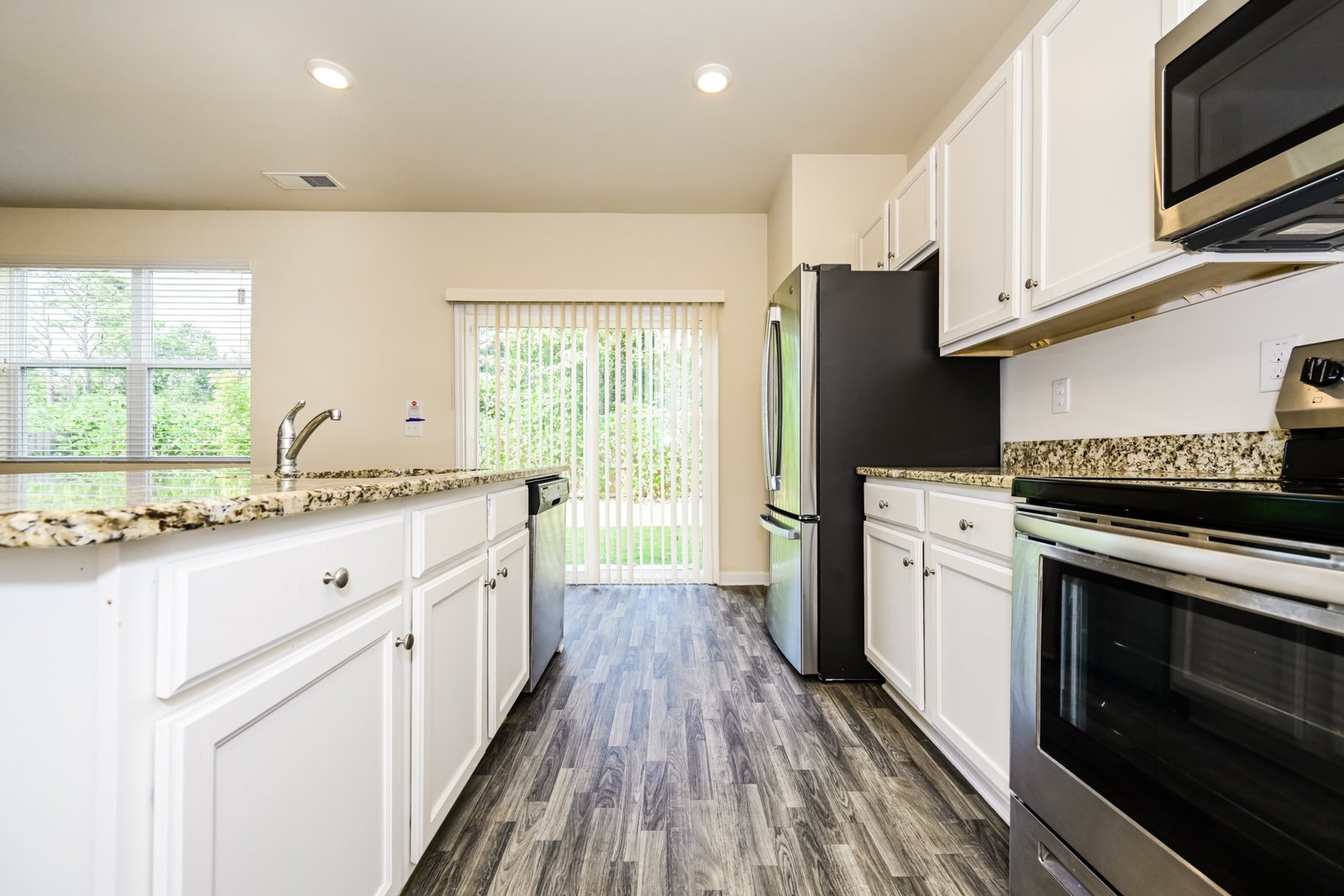 4-Bed Rental on 291 Hamilton Pointe photo 7