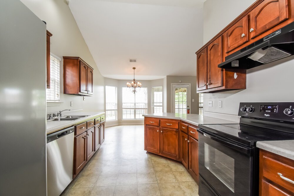 4-Bed Rental on 8181 Martin Dr photo 9