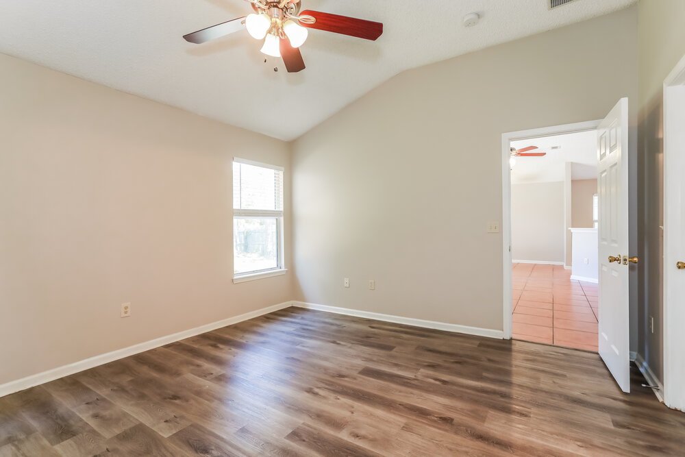 3-Bed Rental on 8073 Leafcrest Dr photo 9