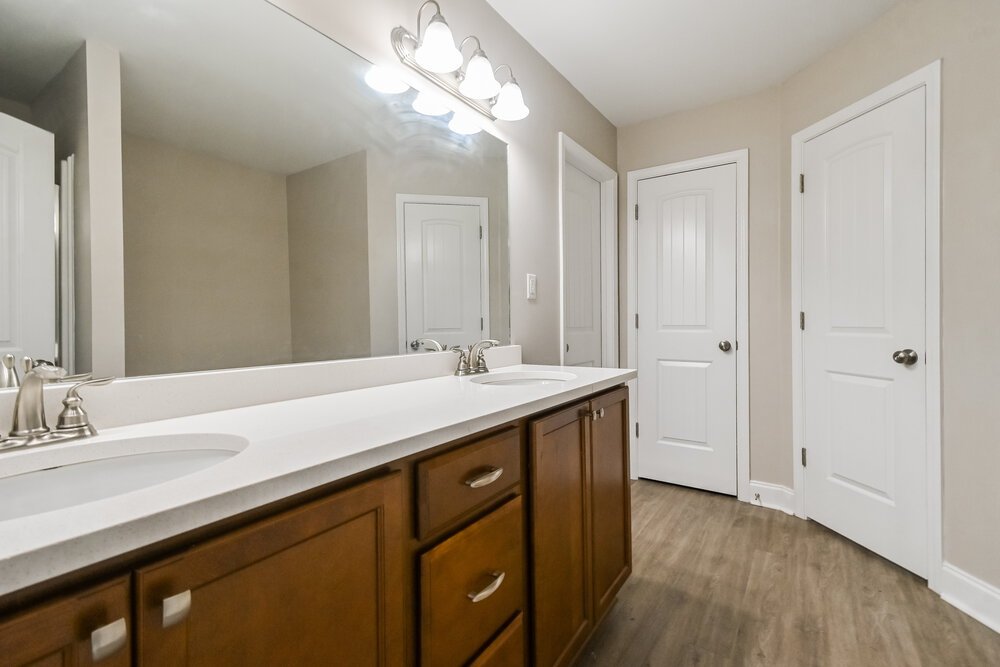 3-Bed Rental on 2932 S Hartland photo 10