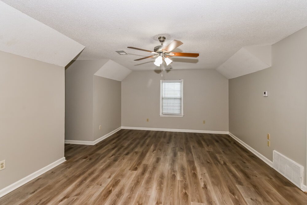 4-Bed Rental on 861 White Pine photo 10
