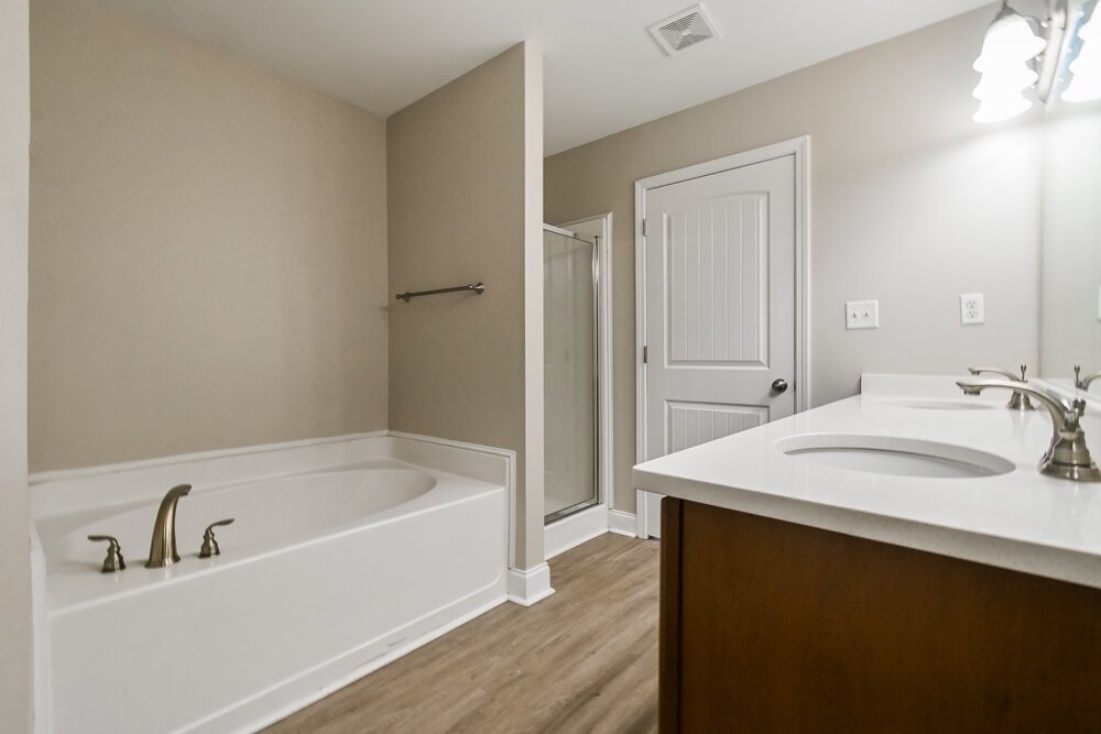 3-Bed Rental on 2932 S Hartland photo 11