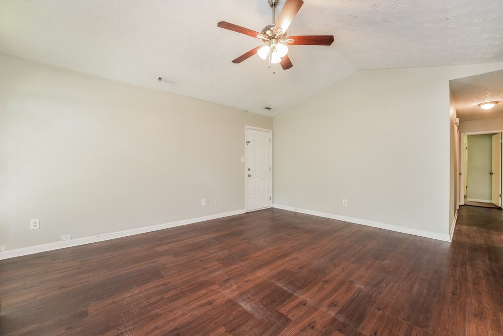 3-Bed Rental on 465 Rosehill Drive photo 3