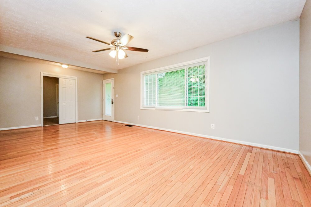 4-Bed Rental on 160 Swan Lake photo 3