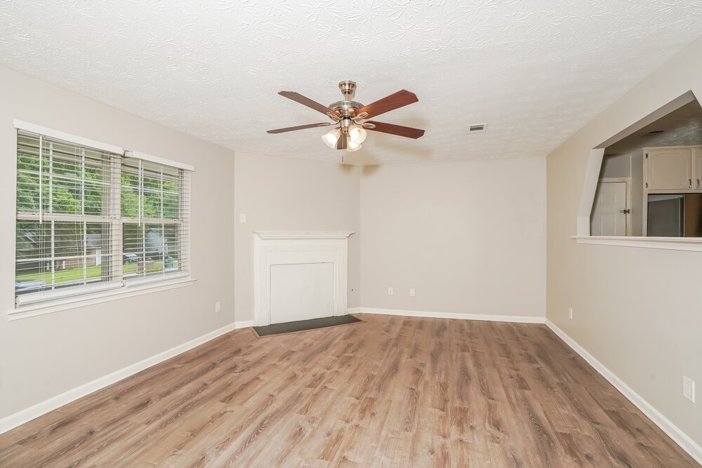 3-Bed Rental on 915 Walnut Creek photo 4