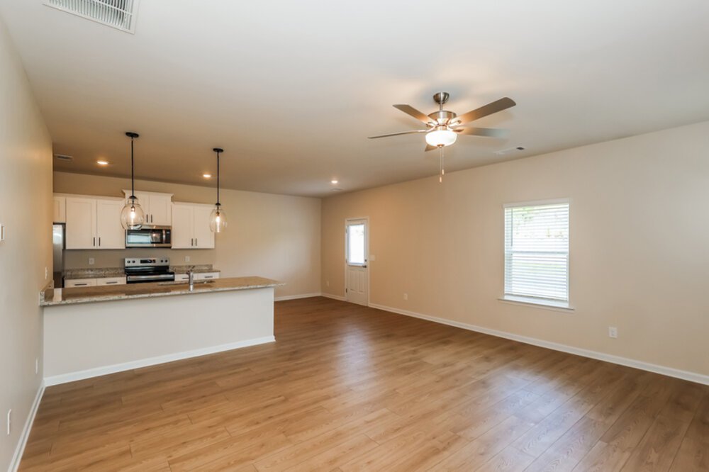 3-Bed Rental on 660 Mackenzie Cv photo 4