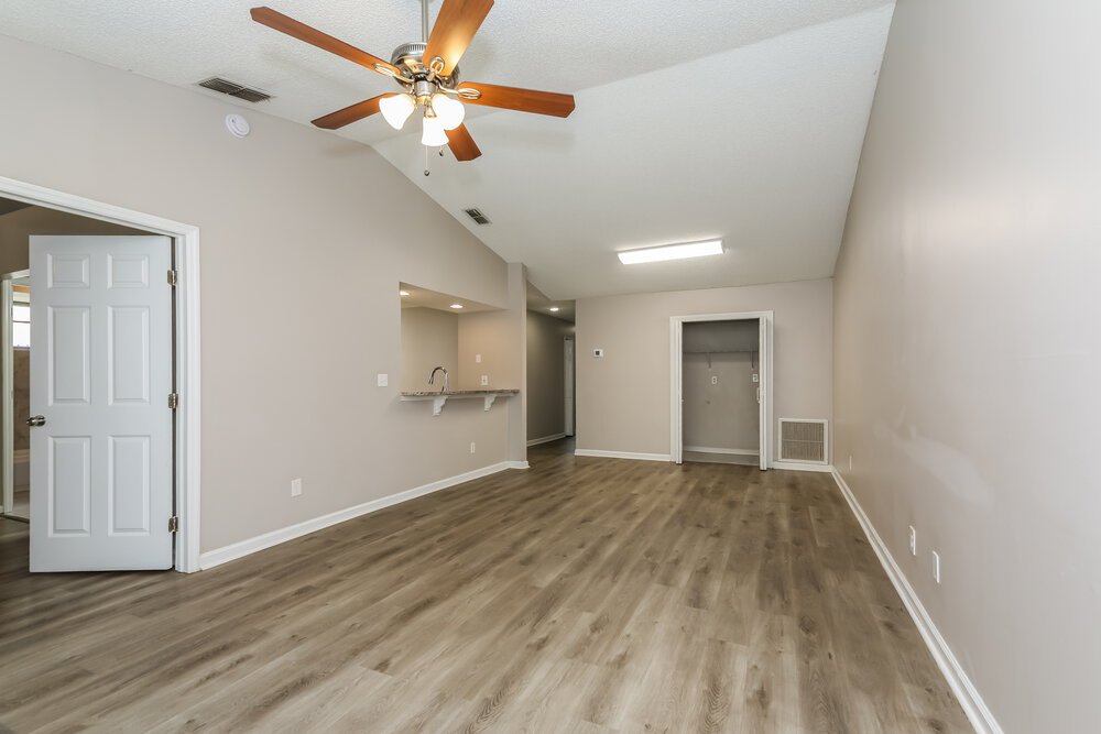 3-Bed Rental on 282 Aquarius Cir photo 5