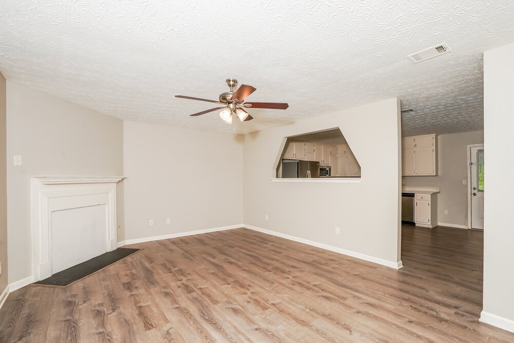 3-Bed Rental on 915 Walnut Creek photo 5