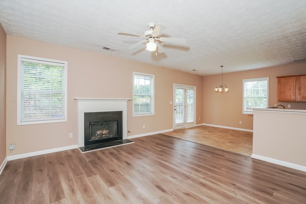 4-Bed Rental on 1000 Maple Leaf photo 5