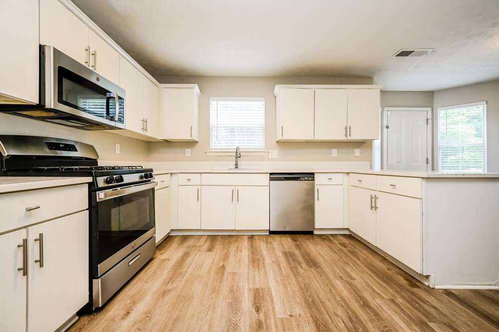 4-Bed Rental on 409 Grove Park photo 6