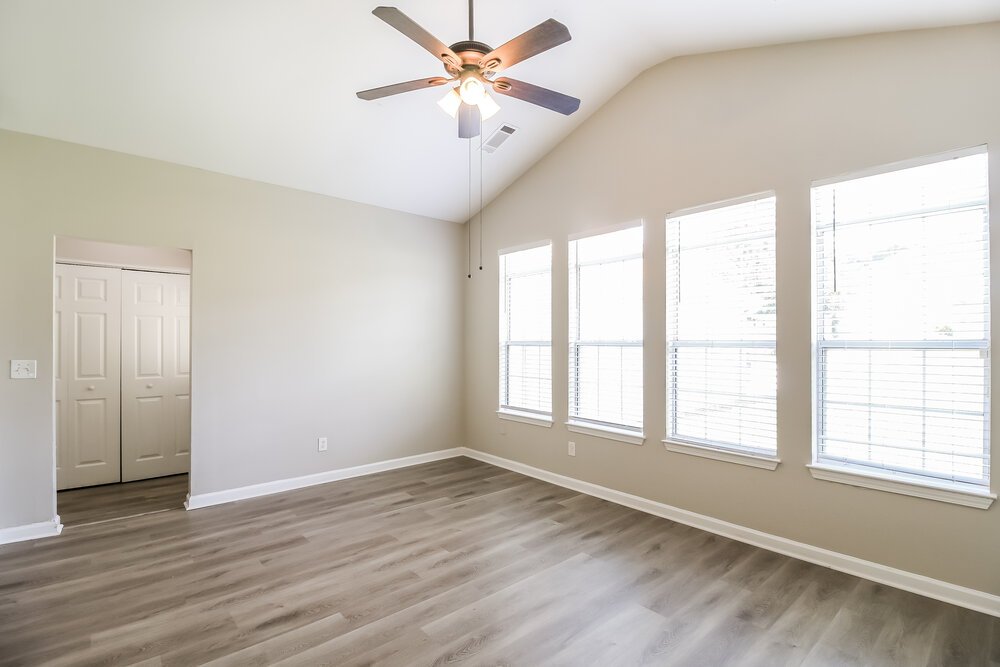 4-Bed Rental on 618 Brookwater Dr photo 6