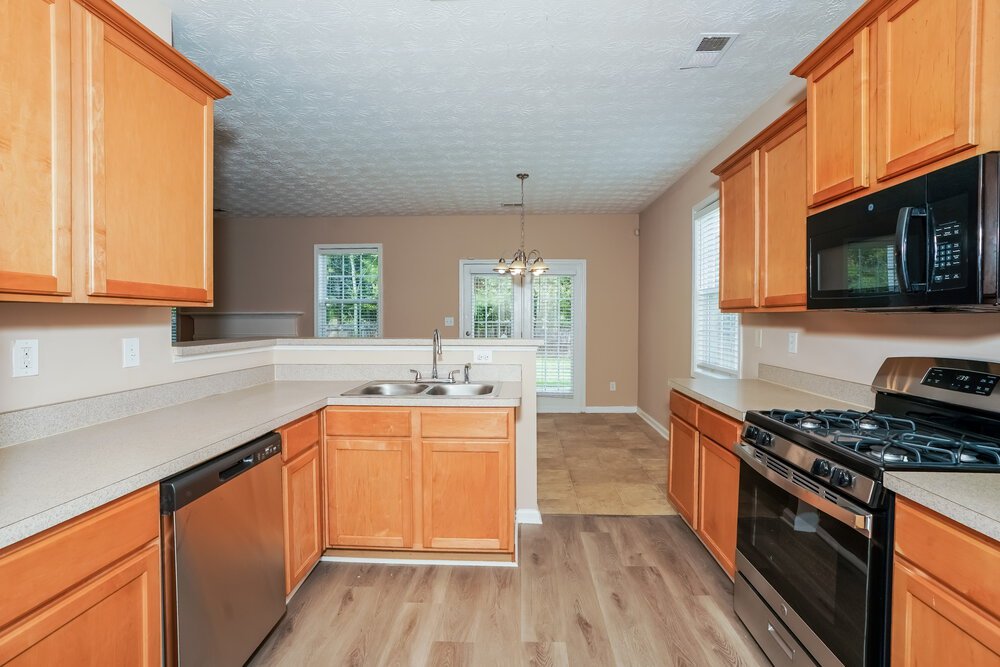 4-Bed Rental on 1000 Maple Leaf photo 10