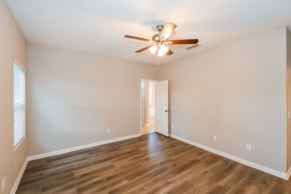 4-Bed Rental on 2325 Creekfront Dr photo 11