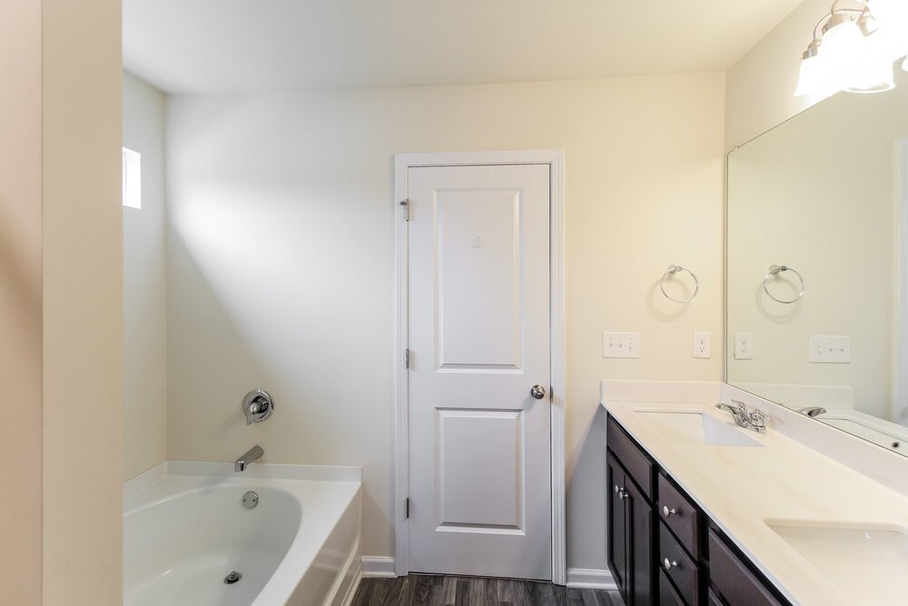 4-Bed Rental on 295 Hamilton Pointe photo 12