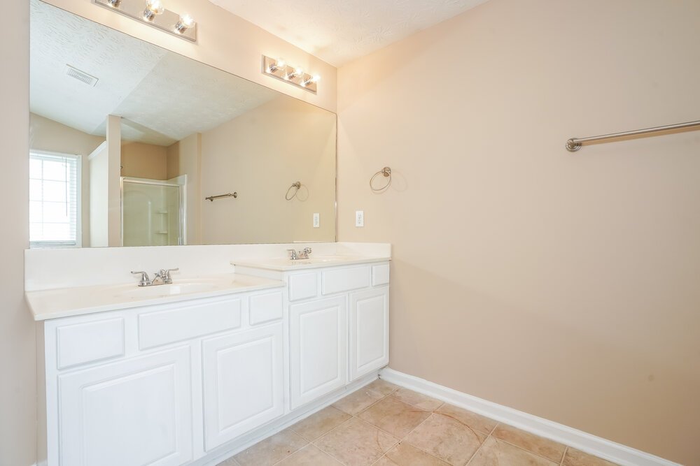 4-Bed Rental on 1000 Maple Leaf photo 13